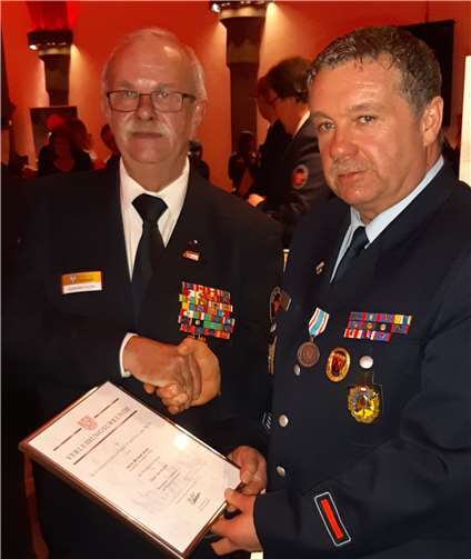 Auszeichnung für Brandmeister Michael Groß im Frankfurter Römer Michael Groß wurde für seine Hilfsbereitschaft als Springer in Frankfurt geehrt. Foto: privat