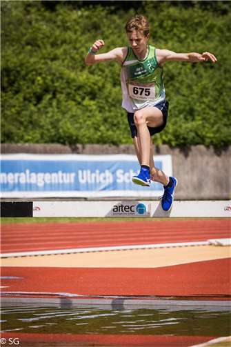 Michael Hahn (M14) wird Landesmeister über 1.500 m Hindernis. Foto: S. Groß