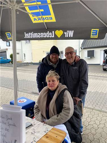 Michael (Hansa) Klein (l.) und Nina Gross freuten sich mit Marktleiter Thomas Meurer über die erfolgreiche Spendenaktion.  Foto: Hans Hartenfels