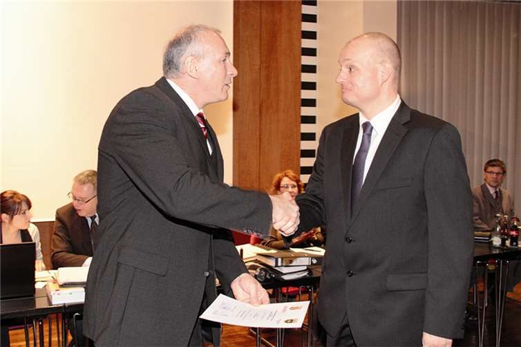 Michael Herbertz ist ausgebildeter Seniorensicherheitsbeauftragter - Bürgermeister Pretz gratuliert und überreicht die Urkunde des Koblenzer Polizeipräsidenten.AND