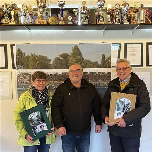 Michael Hippert (Mitte), Vorsitzender des Fördervereins „Team Paris 2024“ überreichte Weinpräsente der Sonderabfüllung „Team Paris 2024“ an Inge Nikolay (l.) und an Siegfried Theiss. Foto: Simon Haible