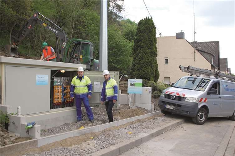 Michael Hirt und Michael Seimetz (v.r.), Mitarbeiter bei Westnetz, bei Inbetriebnahme der Ortsnetzstation in der Nickenicher Hauptstraße.privat