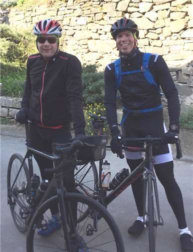 Michael Hoben (l.) und Jendrik Grass fuhren mit dem Rad zum Trainingslager an den Edersee. Nach 141 km sehen beide noch recht gut aus.