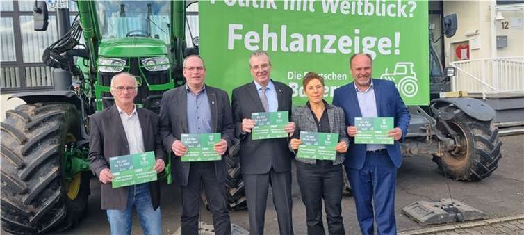 Michael Horper (Mitte) präsentiert zusammen mit den Vizepräsidenten Manfred Zelder sowie den Kreisvorsitzenden Stefan Fiedler, Vera Steinmetz und Marco Weber (v.l.) die Postkartenaktion.  Foto: BWV Rheinland-Nassau