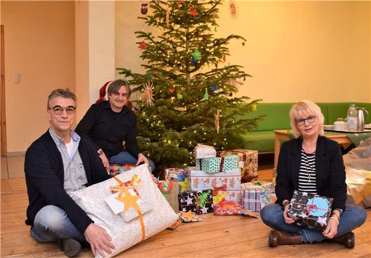 Michael Isack (Mitte) freute sich über die tolle Geschenkaktion von Claudia und Frank Becker.Fotos: EICH