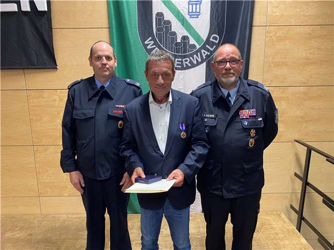 Michael Itzek (links) und Ralf Felix Kespe (rechts) freuen sich gemeinsam mit Landrat Achim Schwickert.  Foto: Kreisfeuerwehrverband