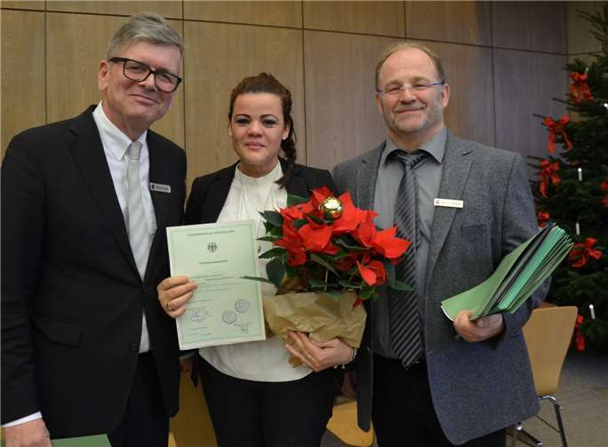 Michael Jaeger (von links), Dezernent für Rechts- und Ordnungsangelegenheiten, Adriana Martins-Blumenthal und Werner Erdmann, Abteilungsleiter im Rechts- und Ordnungsamt.  Rhein-Sieg-Kreis
