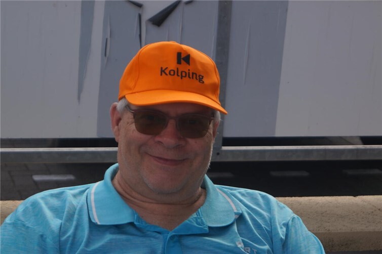 Michael Jaster wurde mit dem Kolping-Cappy, natürlich in orange, gedankt.