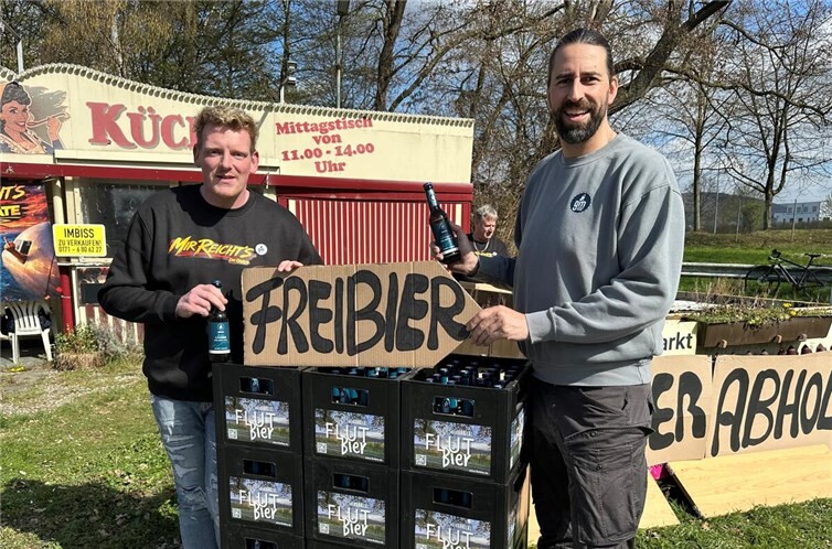 Michael Juchem (r.) und Partysänger „Die Gräte“ präsentieren ein neues Bier und einen neuen Song.  Foto: ROB