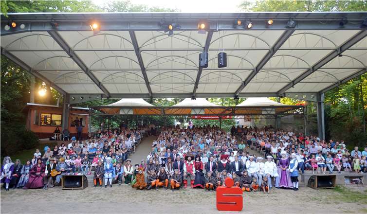 Michael Jünger, stellvertretendes Mitglied des Vorstandes der Kreissparkasse Ahrweiler, und Martin Hanner, Vertriebsleiter Verbund der Provinzial Rheinland, freuen sich gemeinsam mit Hans-Willi Bläser und Udo Stratmann, 1. und 2. Vorsitzender des Freilichtbühne Schuld e. V., und dem Theaterensemble über das neue Tribünendach.KSK Ahrweiler