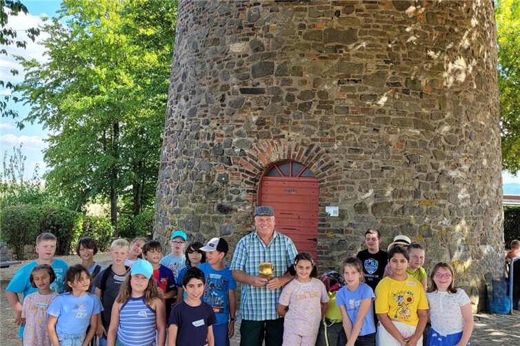 Michael Kaspers als Bauer Heinrich Sonntag mit dem Fritzdorfer Goldbecher und der Kindergruppe vor der Fritzdorfer Mühle