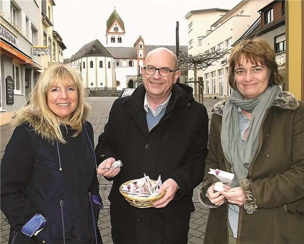 Michael Kessler mit Gaby Zils und Ute Stuhlträger-Fatehpour. privat