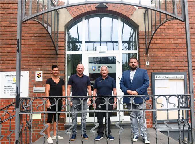 Michael Koberg (2.v.r.) wurde von Ines Lindemann-Günther, Uli Kalb und Bürgermeister Christoph Mohr in den Ruhestand verabschiedet.  Foto: Stadt Bendorf