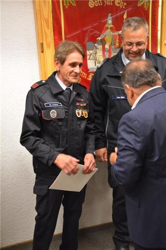 Michael Kohns wird vom Bürgermeister der Verbandsgemeinde Vordereifel Alfred Schomisch und Wehrleiter Udo Mohr mit dem goldenen Feuerwehrehrenzeichen für 45 jährige aktive pflichttreue Mitgliedschaft in der Feuerwehr Kottenheim ausgezeichnet