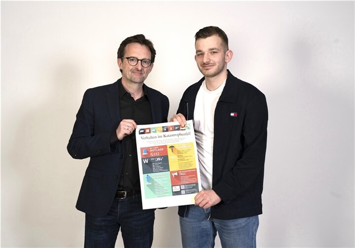 Michael Korden (l.) und Julius Knieps von der Jungen-Union werben für die CDU-Initiative. Foto: Michael Schneider