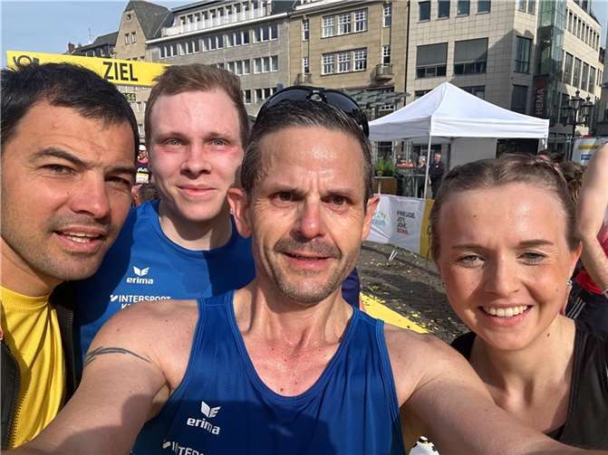 Michael Krämer (Mitte) mit Lauffreunden nach dem Zieleinlauf in Bonn.  Foto: privat