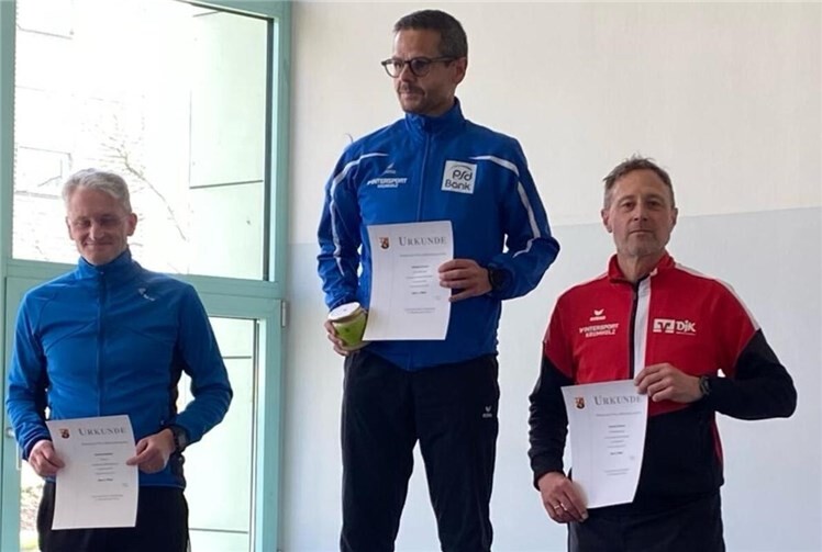 Michael Krämer (Mitte) wurde über 5km Rheinland-Pfalz-Meister der M55.