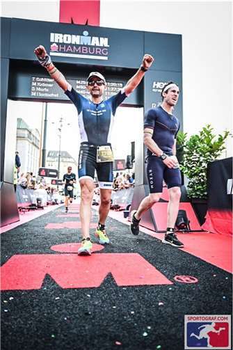 Michael Krämer läuft erschöpft, aber glücklich über die Ziellinie