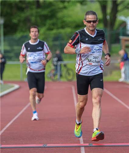 Michael Krämer mit einem Vereinskollegen beim Zieleinlauf in Cochem.  Foto: Andreas Würtz Trainer