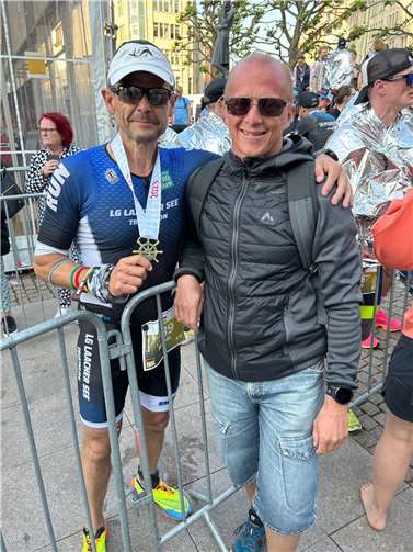 Michael Krämer zusammen mit seinem Trainer Andreas Würtz nach dem Zieleinlauf beim IRONMAN in Hamburg.  Foto: privat