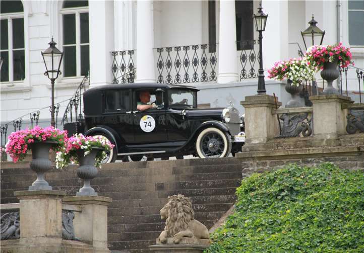 Michael Krautkremer und Ulrich Kühl gingen mit ihrem Ford Model A 4-Door Sedan karmann ghia Cabrio, in der Klasse „Touristisch“ auf die Strecke. Vorher Fotoshooting vor dem Künstlerhaus „Schloss Balmoral“.