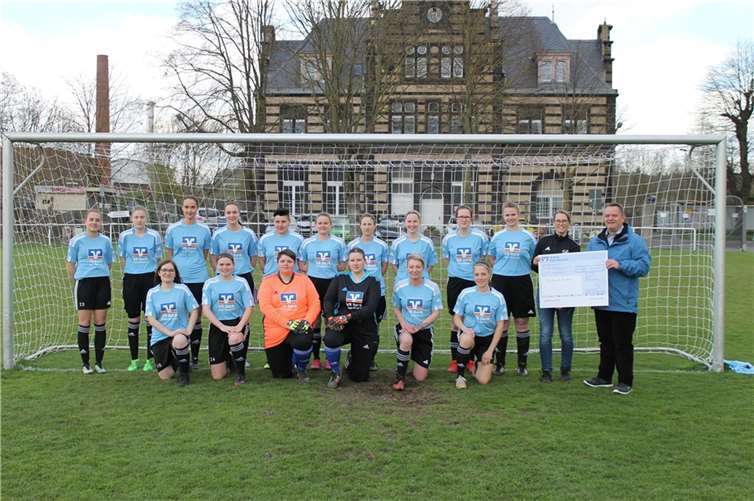 Michael Krings von der VR Bank bei der Scheckübergabe an die 2. Damenmannschaft des TV Kruft. Foto: privat