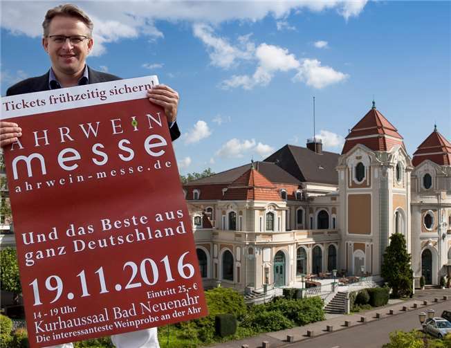 Michael Lang präsentiert das Plakat zur „Ahrwein-Messe. privat