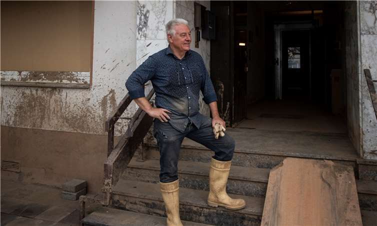 Michael Lentz vor dem Eingang seines Hotels. Foto: Christian Lipowski/Ahrtal-Tourismus