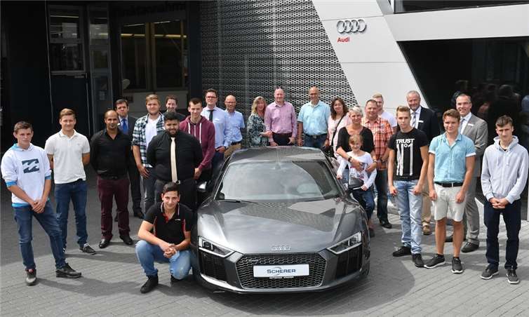 Michael Lindhof, Geschäftsführer der Scherer Autohäuser in Mayen (4.v.r)m begrüßte gemeinsam mit seinen Mitarbeiterinnen und Mitarbeiter die neuen Kolleginnen und Kolleginnen. P. Seydel