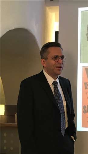 Michael M. Lang machte bei seinem Vortrag mit Tonbeispielen den Einsatz der Musik als Kampfmittel hörbar. privat