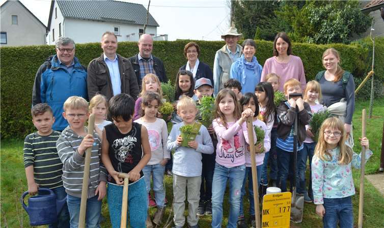 Michael Mahlert, 1. Kreisbeigeordneter und Umweltdezernent, Thomas Vis, Stadtbürgermeister von Dierdorf, Thomas Kreten, Ortsvorsteher von Brückrachdorf, Ina Heidelbach, Umweltreferat Kreisverwaltung Neuwied, Thomas Härtel und Frau Sonja Ziegler vom Förderverein Brückrachdorf, die Lehrerin Frau Andrea Willers mit den Schülern der Klasse 1 der Gutenberggrundschule Dierdorf. privat