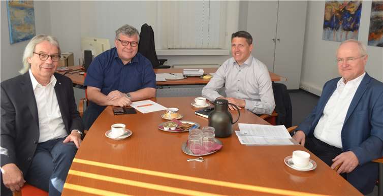 Michael Mahlert (2. v. li.) traf sich mit Fabian Göttlich (2. v. re.), Regionalgeschäftsführer Neuwied der IHK Koblenz sowie Manfred Plag und Frank Potthast (li.) von der Geschäftsführung des Jobcenter Landkreis Neuwied. Kreis Neuwied
