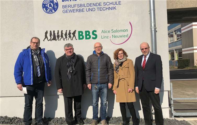 Michael Mahlert (2.v.l.) unter anderem mit Schulleiter Axel Lischewski (rechts). privat