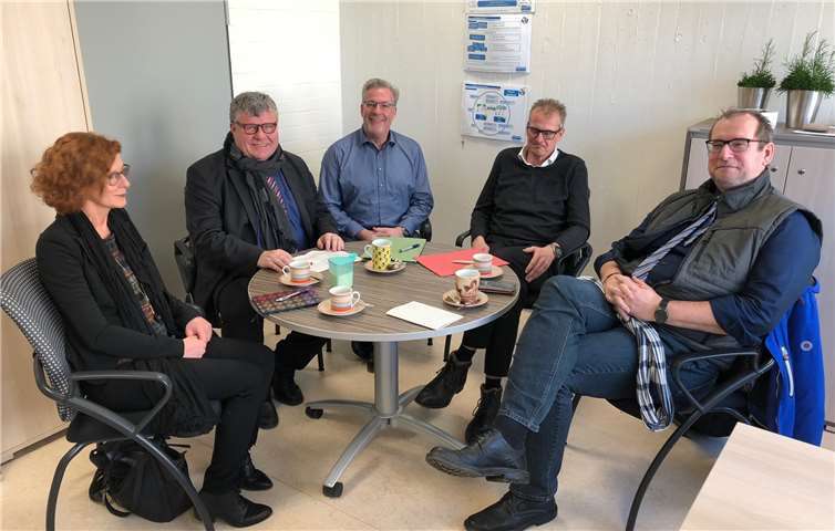 Michael Mahlert (2.v.l.) unter anderem mit Schulleiter Dirk Oswald (2.v.r.) und seinem Stellvertreter Markus Wunsch (Bildmitte). privat