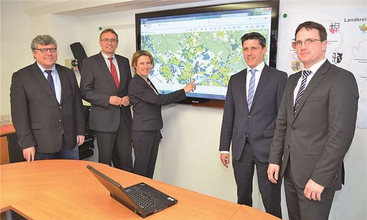 Michael Mahlert, Vorsitzender der Kreisgruppe des Gemeinde- und Städtebundes (v.l.), Rainer Kaul, Landrat Kreis Neuwied, Heike Raab, Staatssekretärin im Innenministerium, Fabian Göttlich, Geschäftsführer IHK-Geschäftsstelle Neuwied, und Harald Schmillen, Geschäftsführer Mittelstandsförderungsgesellschaft LK Neuwied.privat