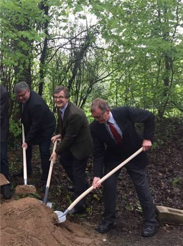 Michael Mahlert (links), Hans-Günter Fischer (Mitte) und Landrat Rainer Kaul beim Spatenstich in Hausen. privat