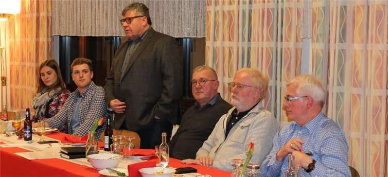 Michael Mahlert stellt seine Arbeit als erster Beigeordneter vor. V.re.: Volker Mendel, Bürgermeister der VG Puderbach; Jürgen Trenck, stellvertretender Vorsitzender des SPD-Ortsvereines, Thomas Eckart, Vorsitzender des SPD-Ortsvereins, Michael Mahlert und Martin Diedenhofen, SPD-Bundestagskandidat 2017. privat