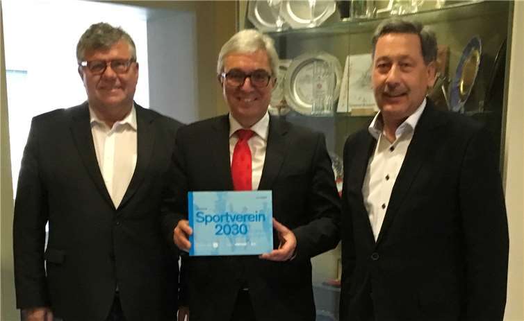 Michael Mahlert und Stefan Lenz stellten das "Workbook 2030" dem Innenminister Roger Lewentz vor.Foto: privat