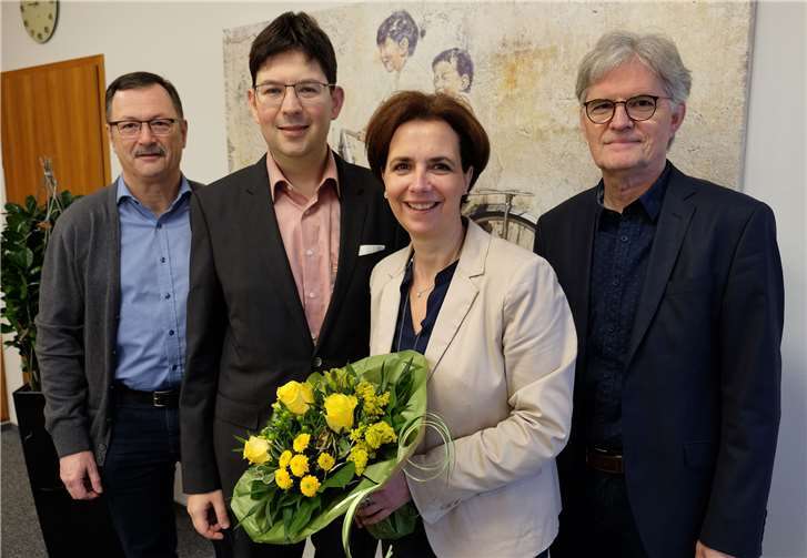 Michael Mang (2. v. l.) überreichte Anke Dierdorf (2. v. r.) einen Blumenstrauß, verbunden mit den besten Wünschen für einen erfolgreichen Start in der neu geschaffenen Stelle. Dem schlossen sich Abteilungsleiter Karl Oster (links) und Amtsleiter Wolfgang Hartmann (rechts) an. privat