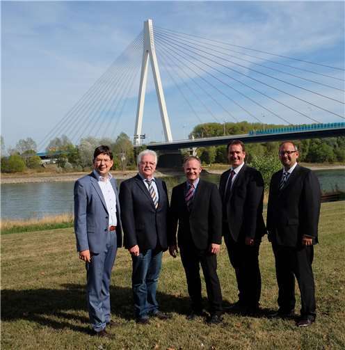 Michael Mang, Bürgermeister der Stadt Neuwied, Gerd Heim, Bürgermeister der Stadt Weißenthurm, Neuwieds Oberbürgermeister Jan Einig, Thomas Przybylla, Bürgermeister der Verbandsgemeinde Weißenthurm, und Jan Petry, ehrenamtlicher Beigeordneter der Stadt Neuwied (v.l.). Privat