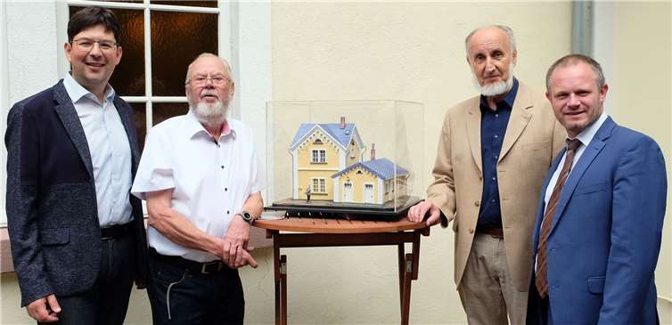 Michael Mang, Horst Ueding, Hans-Joachim Feix und Jan Einig (v.l.n.r.) mit dem Friedhofsgärtnerhaus in Modelgröße.Stadtverwaltung Neuwied