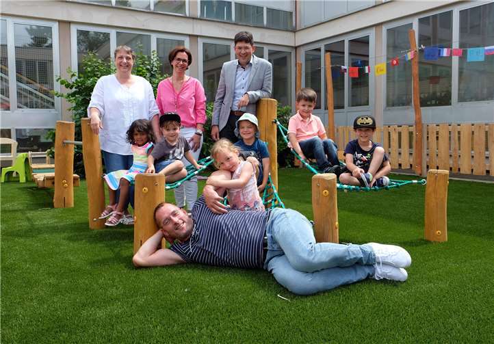 Michael Mang (Mitte) und Anke Dierdorf (2.v.l.) begutachteten das neue Außengelände im Rahmen eines kleinen Sommerfestes. privat