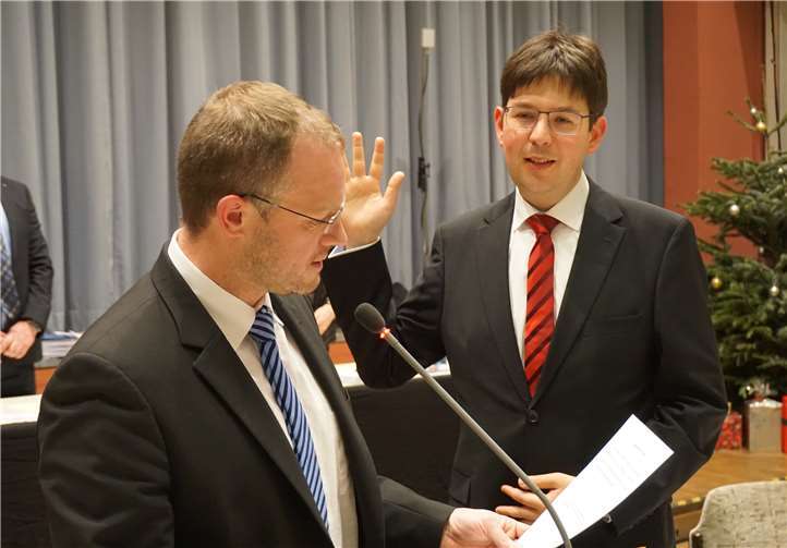 Michael Mang (SPD) wird als neuer Bürgermeister von Neuwied von Jan Einig vereidigt.