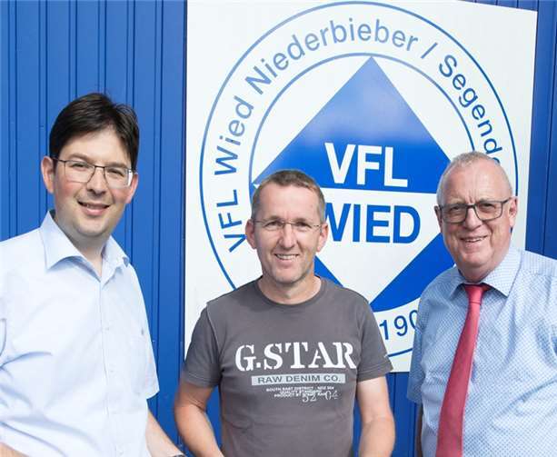 Michael Mang, Thomas Schäfer und Fredi Winter bei der Übergabe. rivat