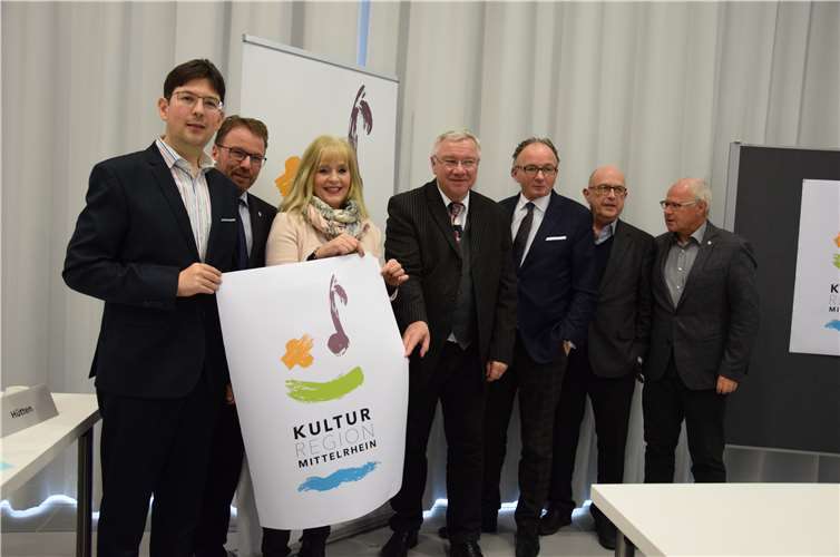 Michael Mang, Wolfgang Treis, Margit Theis-Scholz, Joachim Hofmann-Göttig, Achim Hütten, Michael Kessler und Peter Labonte (v. links) bei der Vorstellung des Logos der „Kulturregion Mittelrhein“. -UBU-