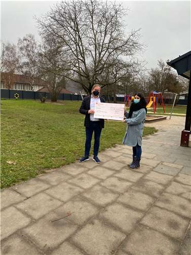 Michael Matt (l.) mit Vanessa Guerreiro bei der symbolischen Scheckübergabe auf dem Kita-Gelände.Foto: privat