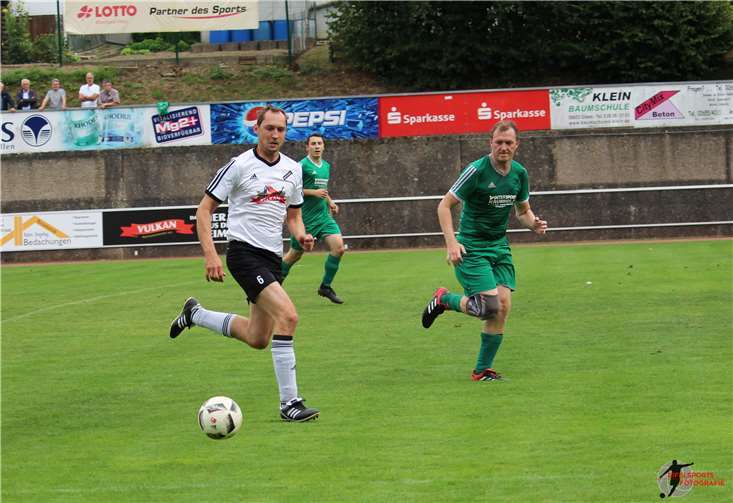 Michael Meurer im gegnerischen Strafraum.Eifelsports Fotografie