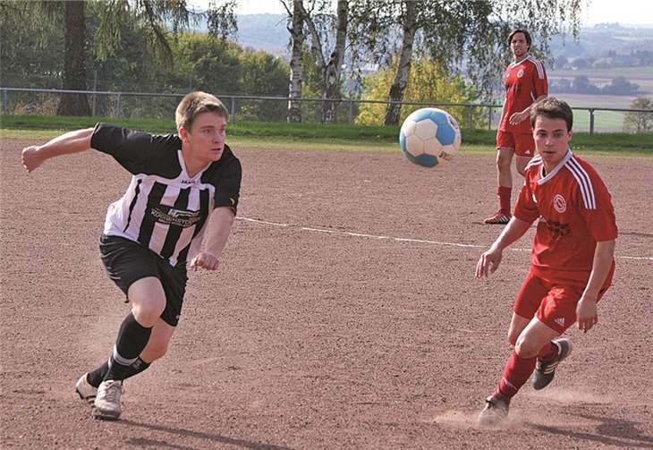 Michael Milles im Zweikampf mit einem Gegenspieler.privat
