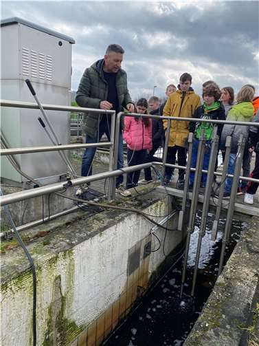 Michael Müller, Abwassermeister, führte die neugierige Schülergruppe durch die Anlage und beantwortete geduldig alle Fragen der Kinder zur Abwasserreinigung.  Foto: Julia Kübler