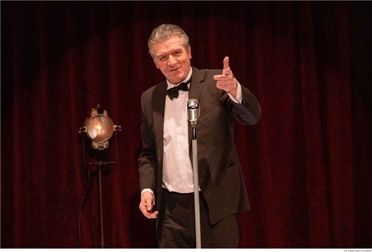 Michael Ophelders ist als Frank Sinatra am 6. Juni in der Genovevaburg zu erleben.  Foto: Matthias Stutte